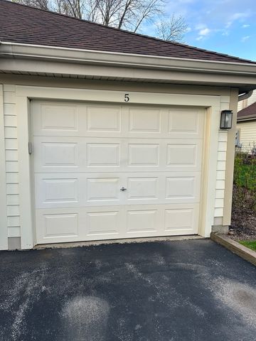 823 E Coach Road 5, Palatine, IL 60074