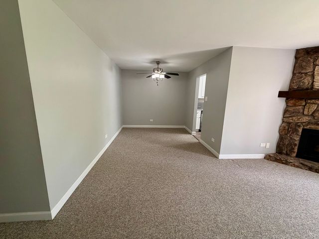 823 E Coach Road 5, Palatine, IL 60074