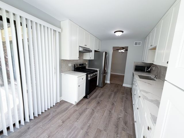 823 E Coach Road 5, Palatine, IL 60074