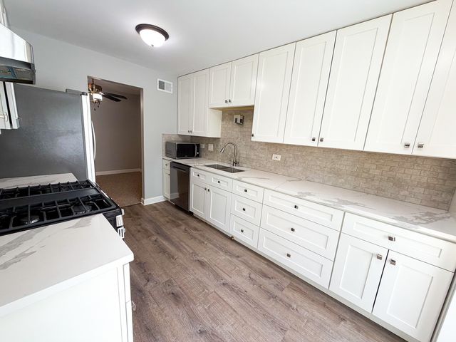 823 E Coach Road 5, Palatine, IL 60074