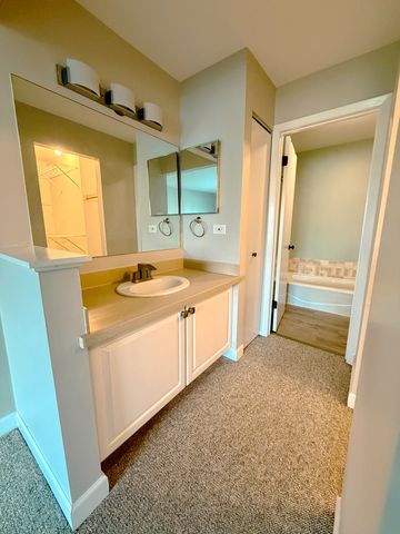 823 E Coach Road 5, Palatine, IL 60074