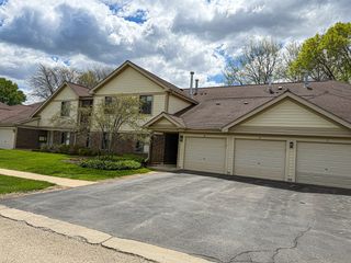 823 E Coach Road 5, Palatine, IL 60074