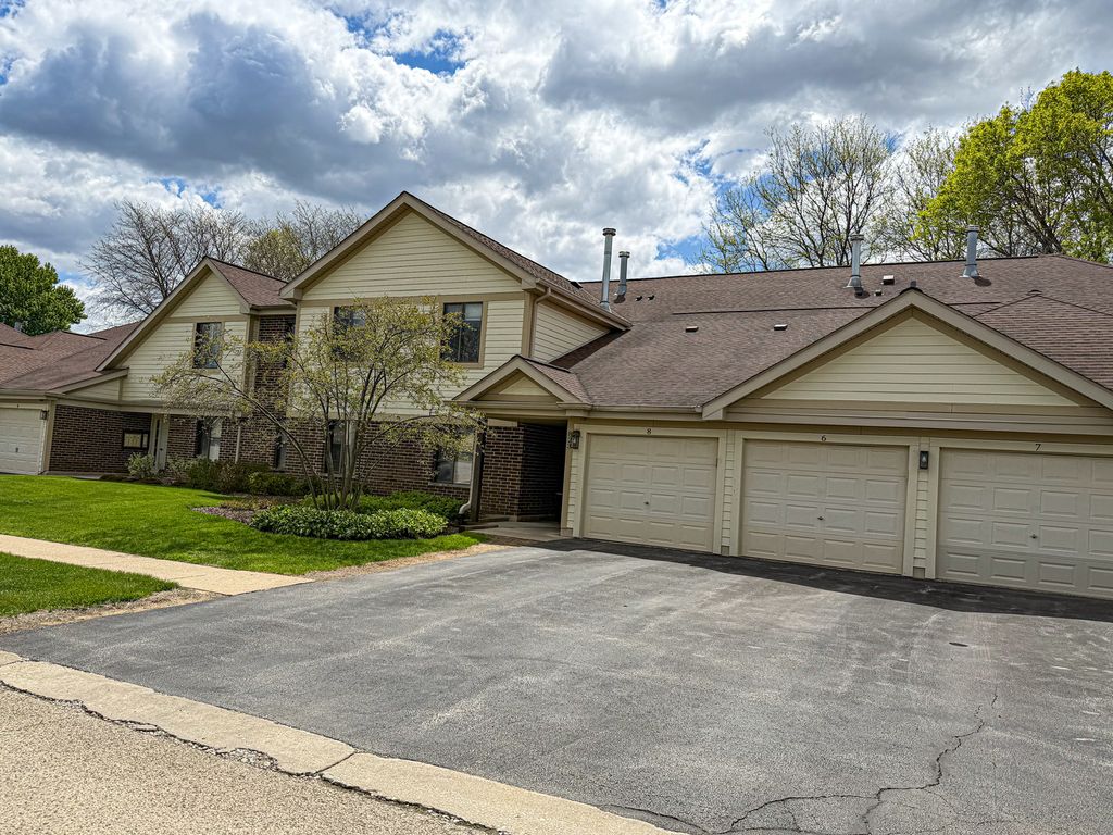 823 E Coach Road 5, Palatine, IL 60074