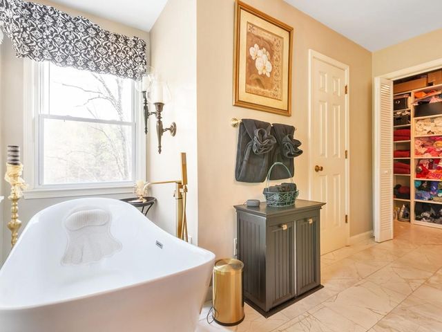 31 Fawn Lake Trail NE, White, GA 30184