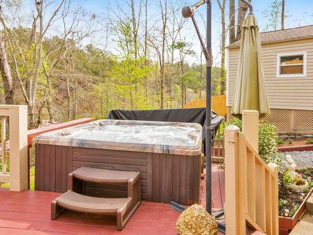 31 Fawn Lake Trail NE, White, GA 30184