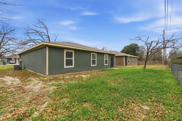 104 Holiday Drive, Gun Barrel City, TX 75156