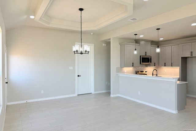 124 CAMINO VERDE CT, La Vernia, TX 78121