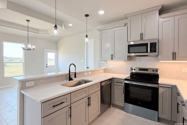 124 CAMINO VERDE CT, La Vernia, TX 78121