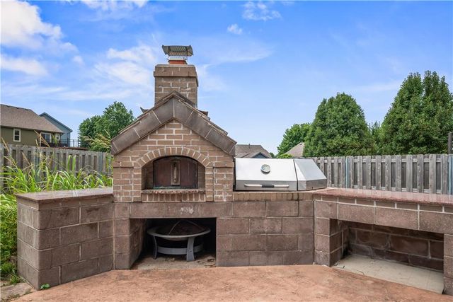905 NW 112th Terrace, Kansas City, MO 64155
