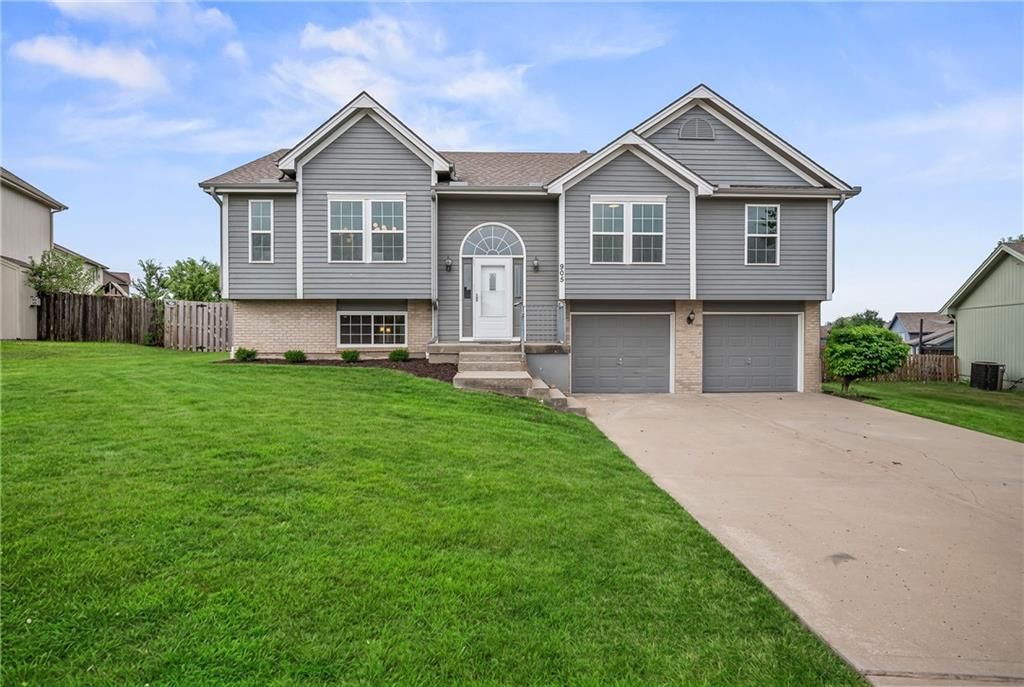 905 NW 112th Terrace, Kansas City, MO 64155