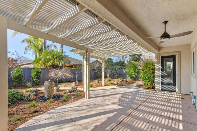 2701 Robinson Creek Ln, Elk Grove, CA 95758