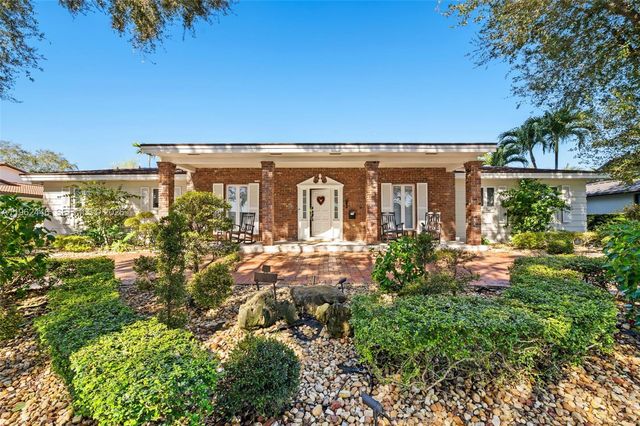 16140 Aberdeen Way, Miami Lakes, FL 33014