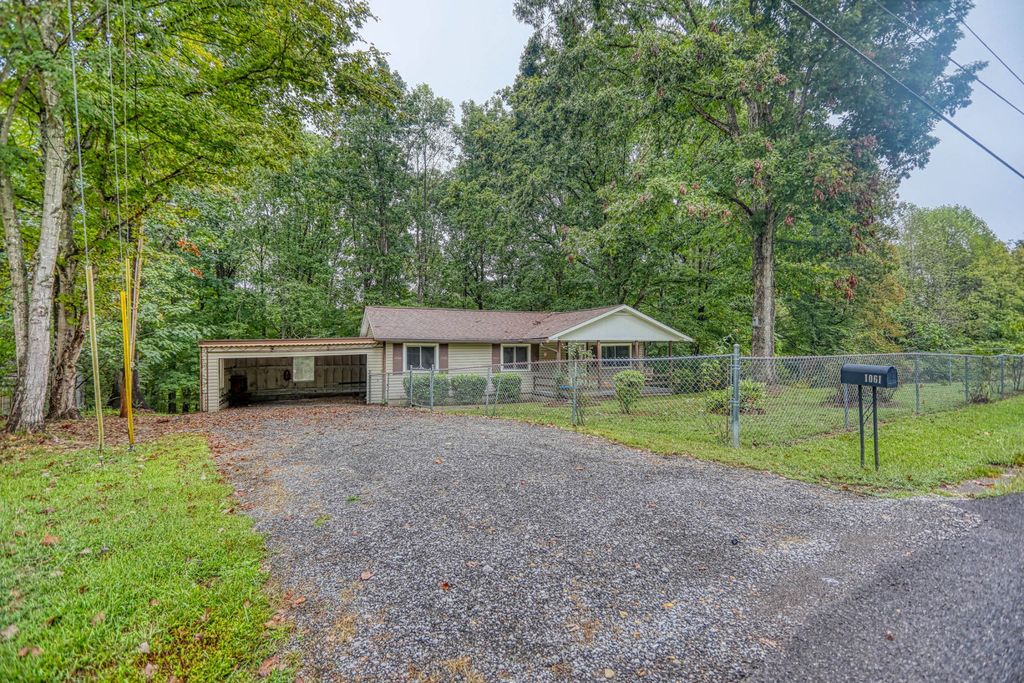 1061 Northfork Dr, W, Ashland City, TN 37015