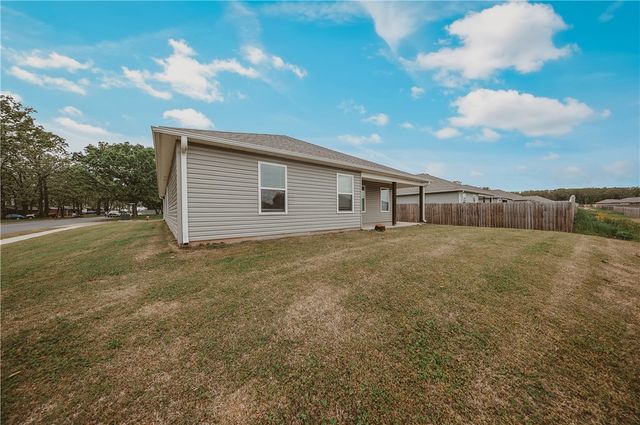806 Comanche Drive, Gentry, AR 72734