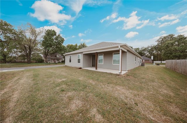 806 Comanche Drive, Gentry, AR 72734