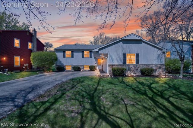 1584 Chanticlair Circle, Wixom, MI 48393