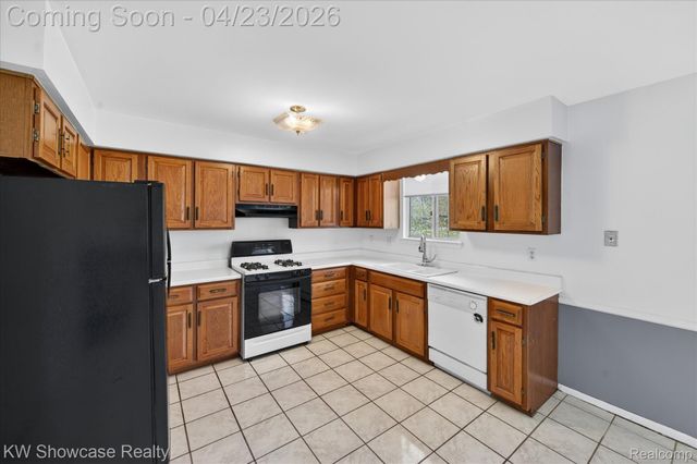 1584 Chanticlair Circle, Wixom, MI 48393
