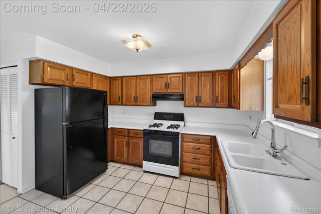 1584 Chanticlair Circle, Wixom, MI 48393