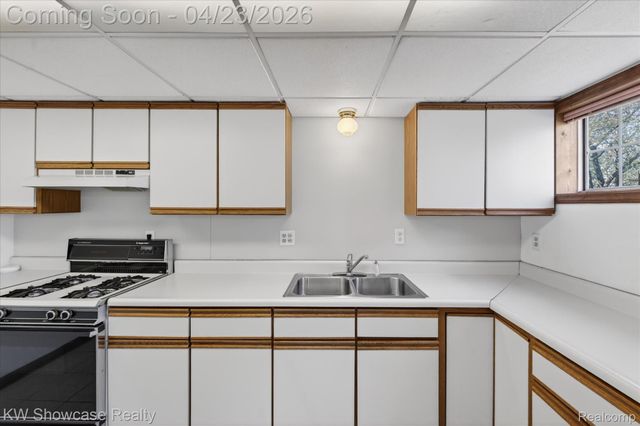 1584 Chanticlair Circle, Wixom, MI 48393