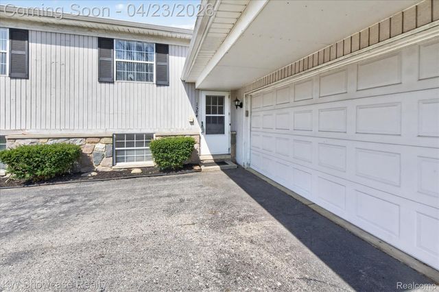 1584 Chanticlair Circle, Wixom, MI 48393