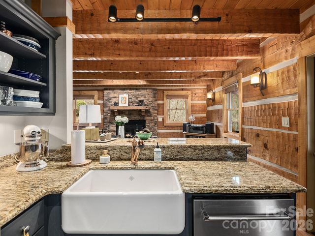 181 Grinnin Sun Road, Burnsville, NC 28714