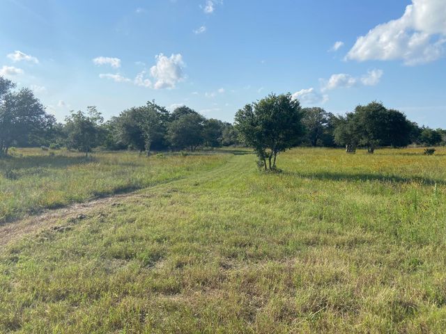 000 Pintail Ln, Columbus, TX 78934