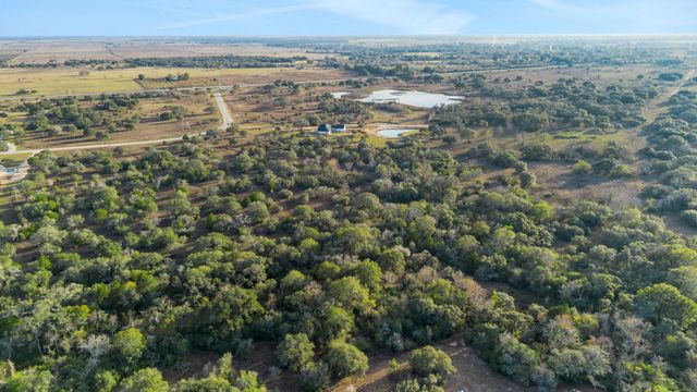 000 Pintail Ln, Columbus, TX 78934