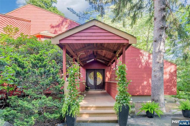 262 W Saddle River Road, Upper Saddle River, NJ 07458