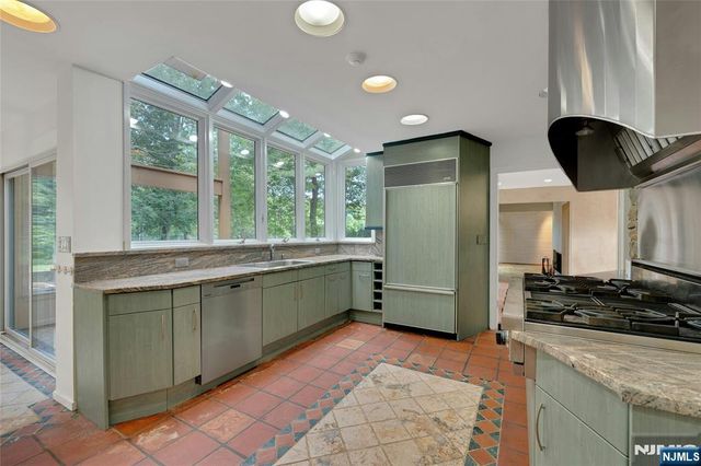 262 W Saddle River Road, Upper Saddle River, NJ 07458