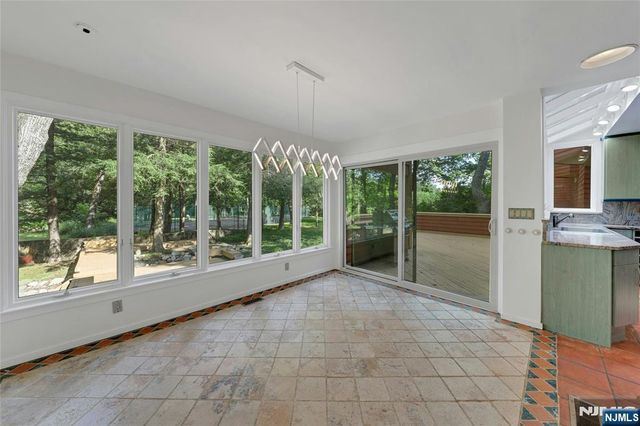 262 W Saddle River Road, Upper Saddle River, NJ 07458