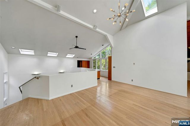 262 W Saddle River Road, Upper Saddle River, NJ 07458