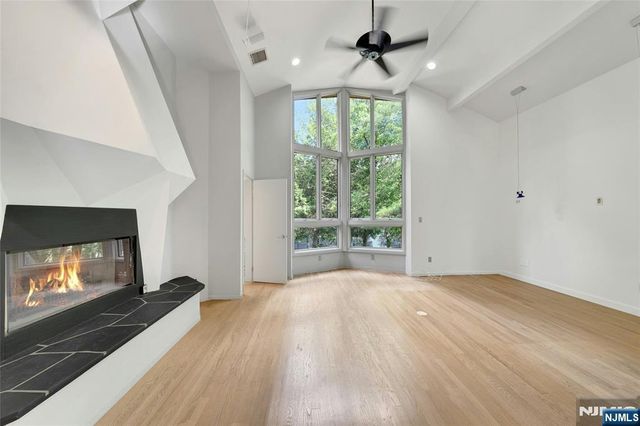 262 W Saddle River Road, Upper Saddle River, NJ 07458