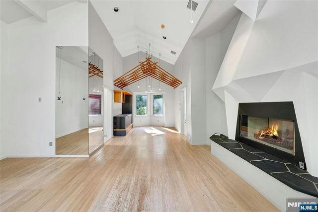 262 W Saddle River Road, Upper Saddle River, NJ 07458