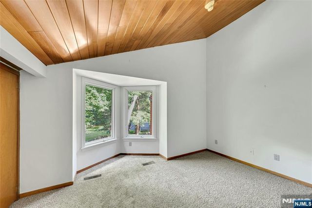 262 W Saddle River Road, Upper Saddle River, NJ 07458