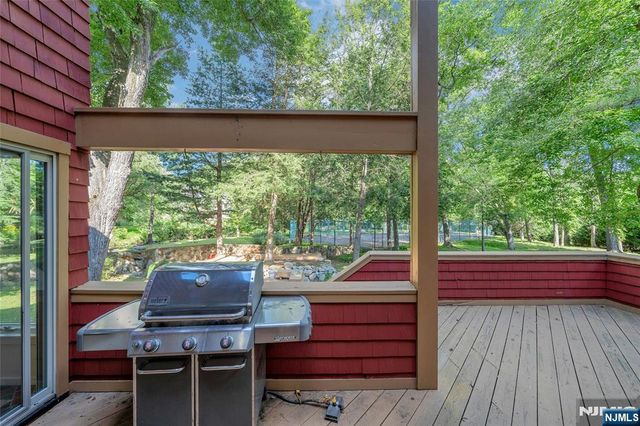 262 W Saddle River Road, Upper Saddle River, NJ 07458