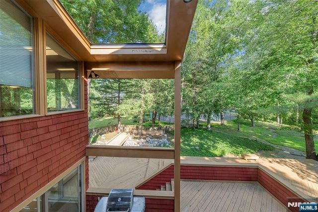 262 W Saddle River Road, Upper Saddle River, NJ 07458