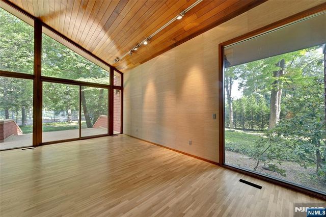262 W Saddle River Road, Upper Saddle River, NJ 07458