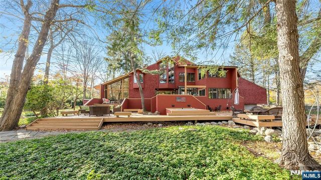 262 W Saddle River Road, Upper Saddle River, NJ 07458