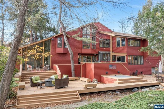262 W Saddle River Road, Upper Saddle River, NJ 07458