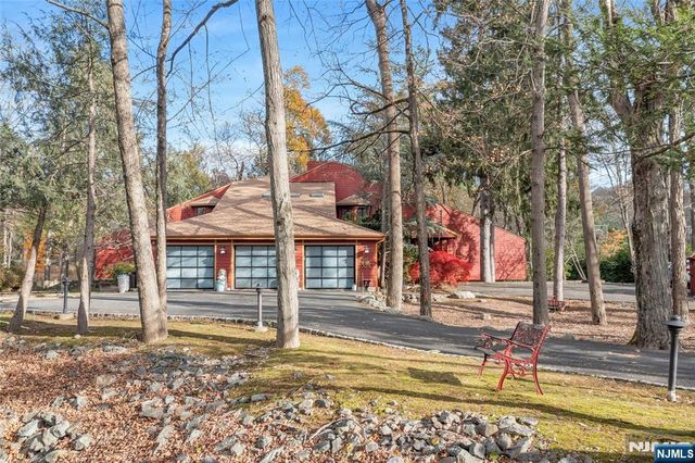 262 W Saddle River Road, Upper Saddle River, NJ 07458