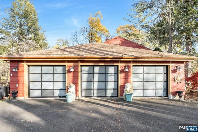262 W Saddle River Road, Upper Saddle River, NJ 07458