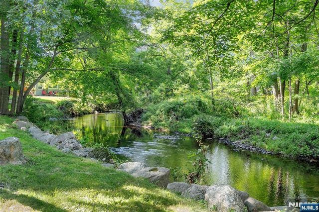 262 W Saddle River Road, Upper Saddle River, NJ 07458