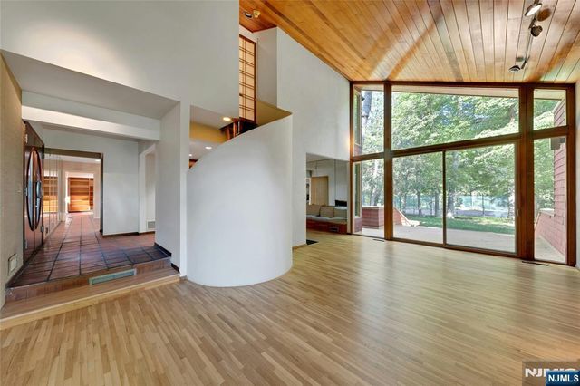 262 W Saddle River Road, Upper Saddle River, NJ 07458