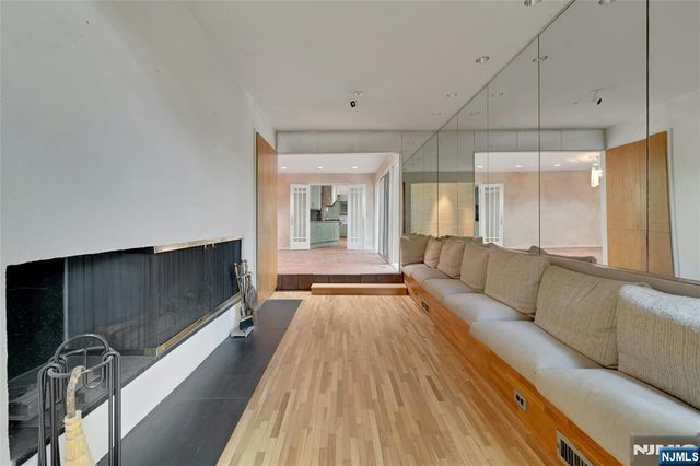 262 W Saddle River Road, Upper Saddle River, NJ 07458