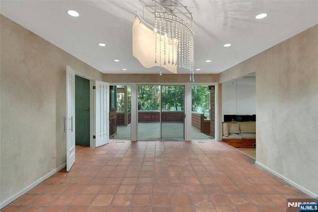 262 W Saddle River Road, Upper Saddle River, NJ 07458