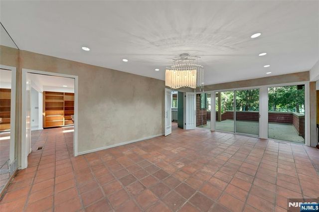 262 W Saddle River Road, Upper Saddle River, NJ 07458