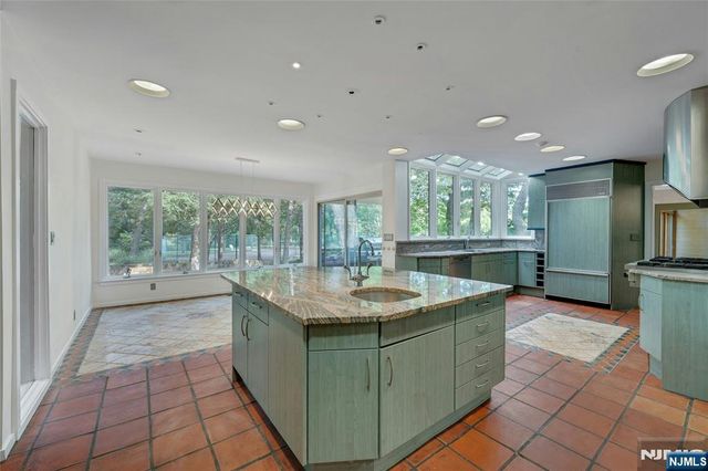 262 W Saddle River Road, Upper Saddle River, NJ 07458