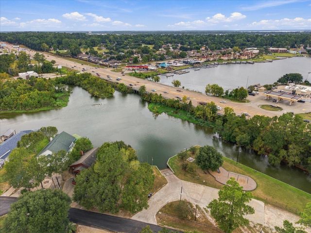 306 Sherwood Forest Street, Conroe, TX 77316