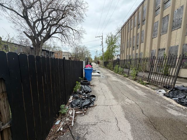 425 N Lawndale Avenue, Chicago, IL 60624