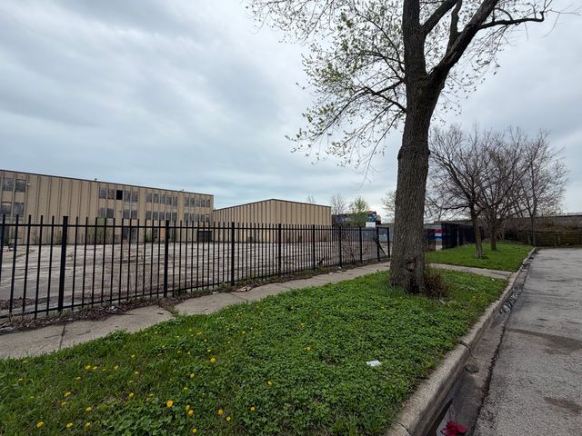 425 N Lawndale Avenue, Chicago, IL 60624